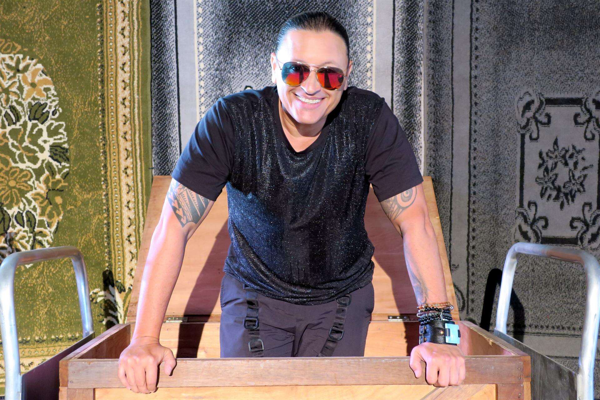 Elvis Crespo lanza una nueva versión en bachata y dance de «La Foto Se Me Borró»