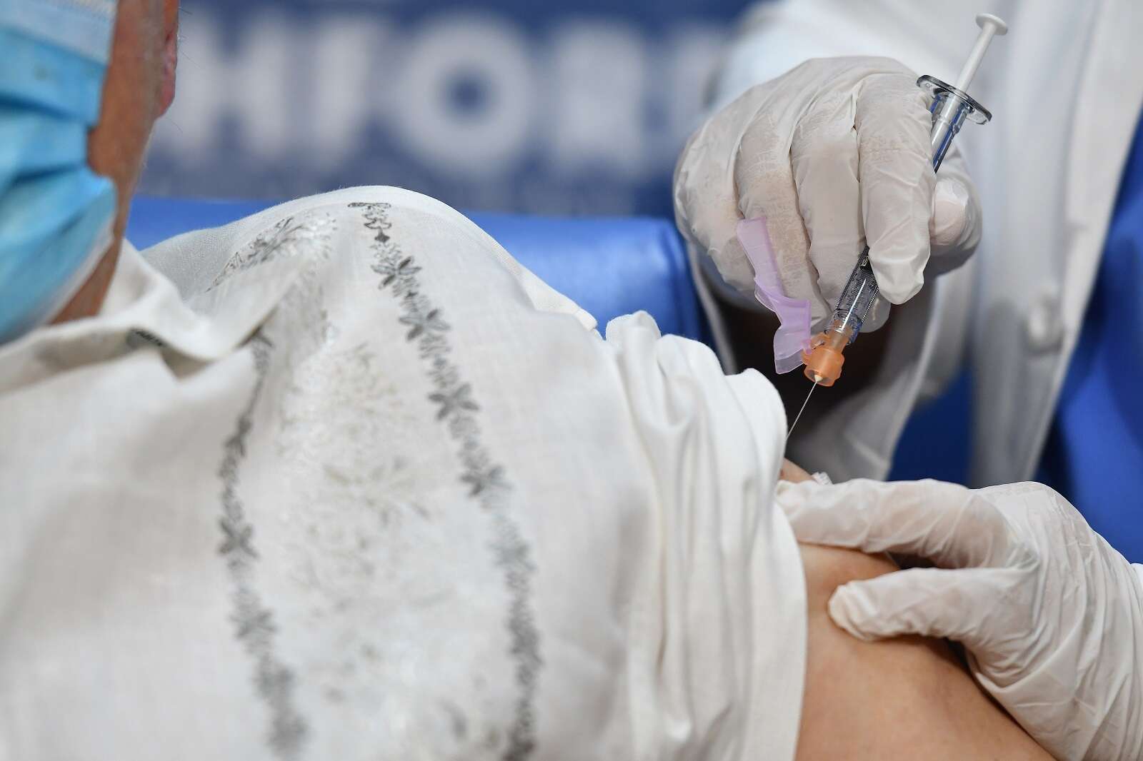 Arranca vacunación de refuerzo en égidas y cuidos prolongados