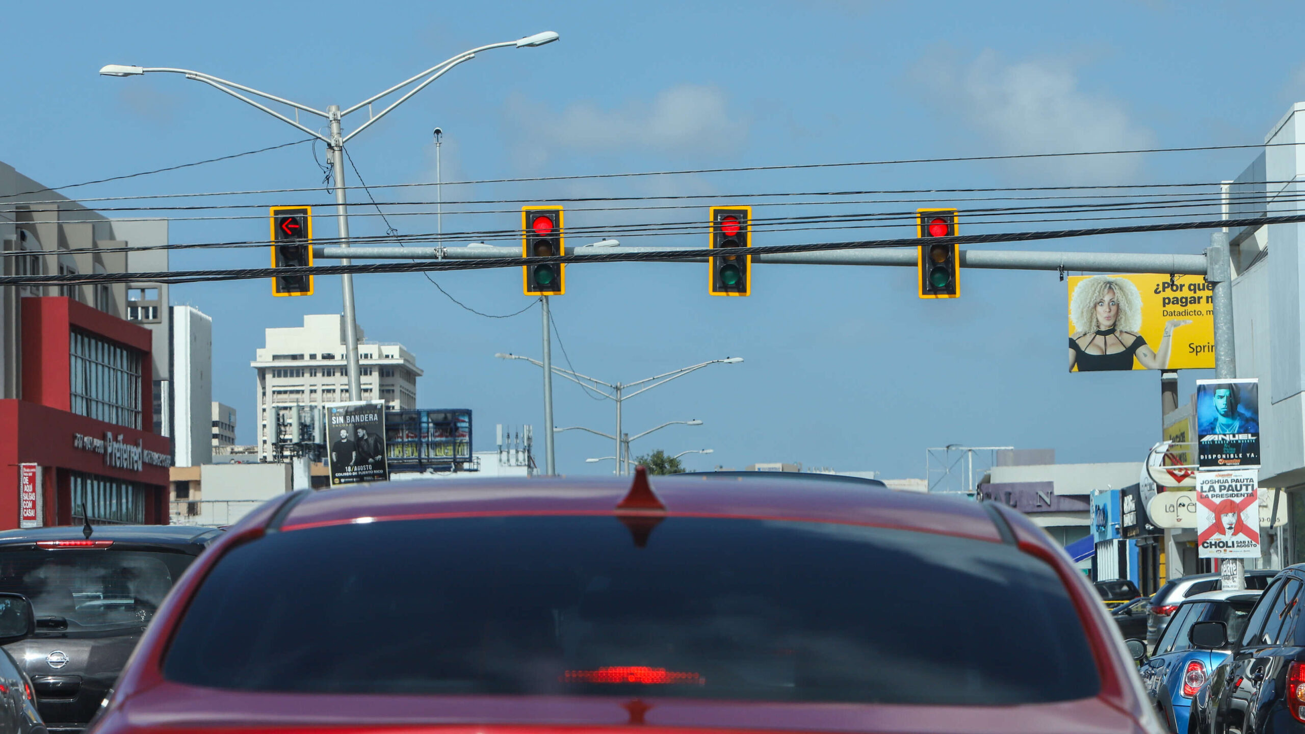 Pavimento mojado complica el tránsito esta mañana