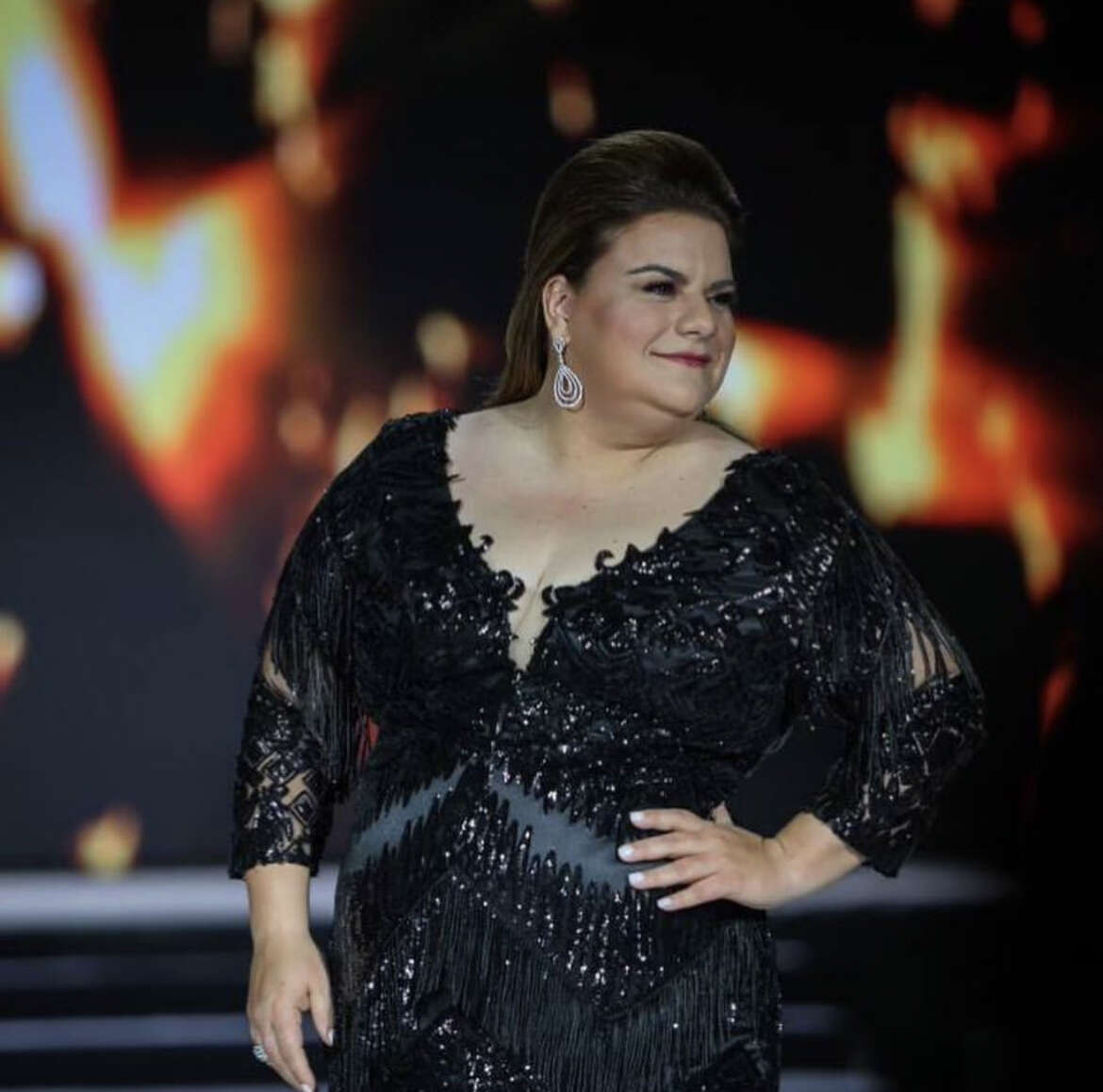 Jennifer González desfila en pasarela con un mensaje de autoestima para las mujeres