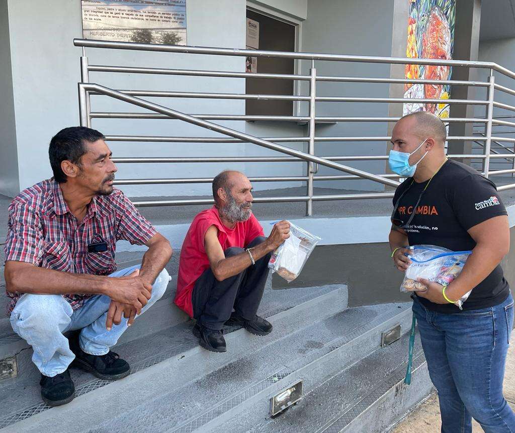 Jóvenes se lanzan a la calle a llevarles desayuno a personas sin hogar