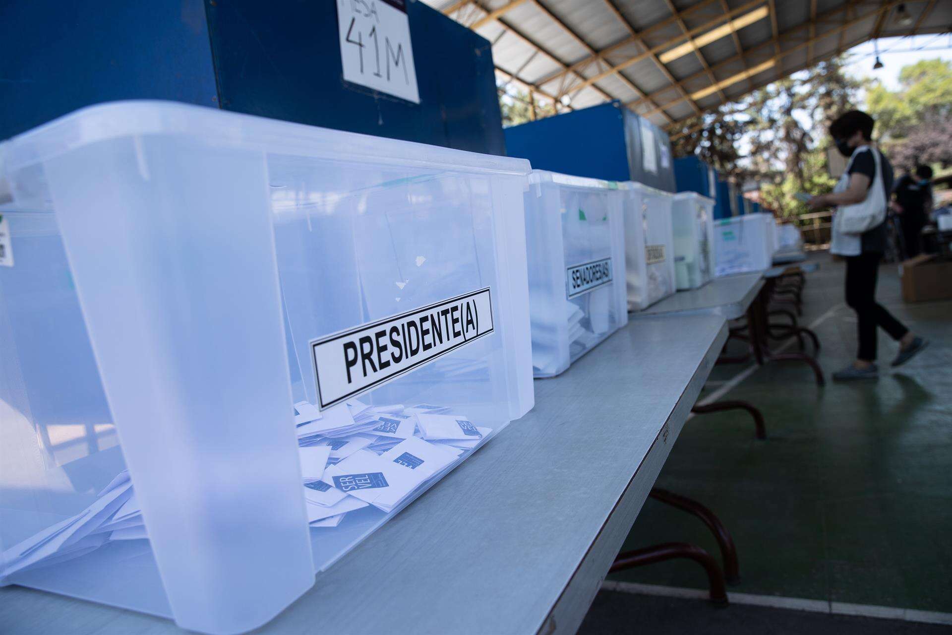 Kast y Boric inician la carrera por el centro de cara al balotaje en Chile