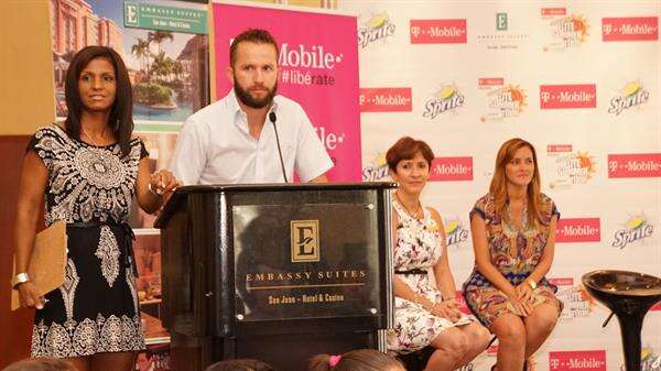 Organización de JJ Barea entrega ayuda a 300 familias en Vieques