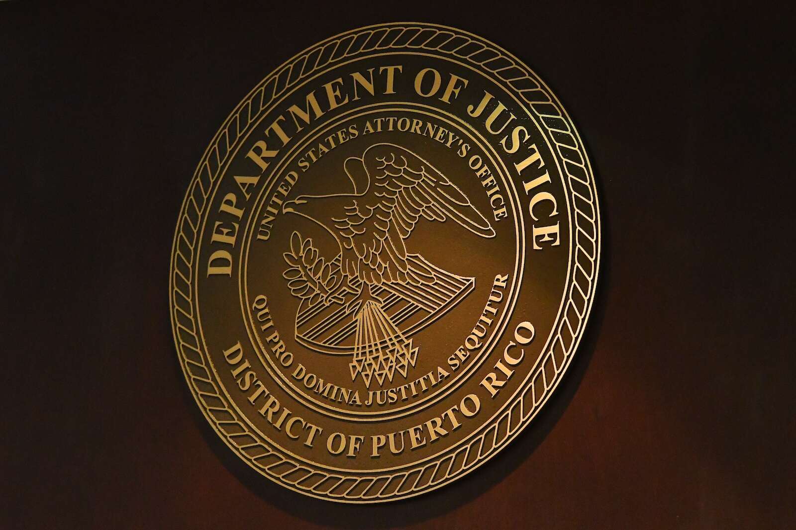 Wanda Vázquez “trata de tapar el sol con la mano”, dice fiscalía federal