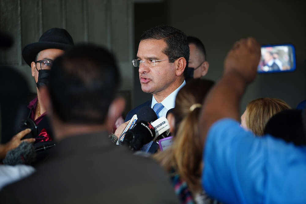 En la mira del gobernador más restricciones en aeropuertos, restaurantes y barras