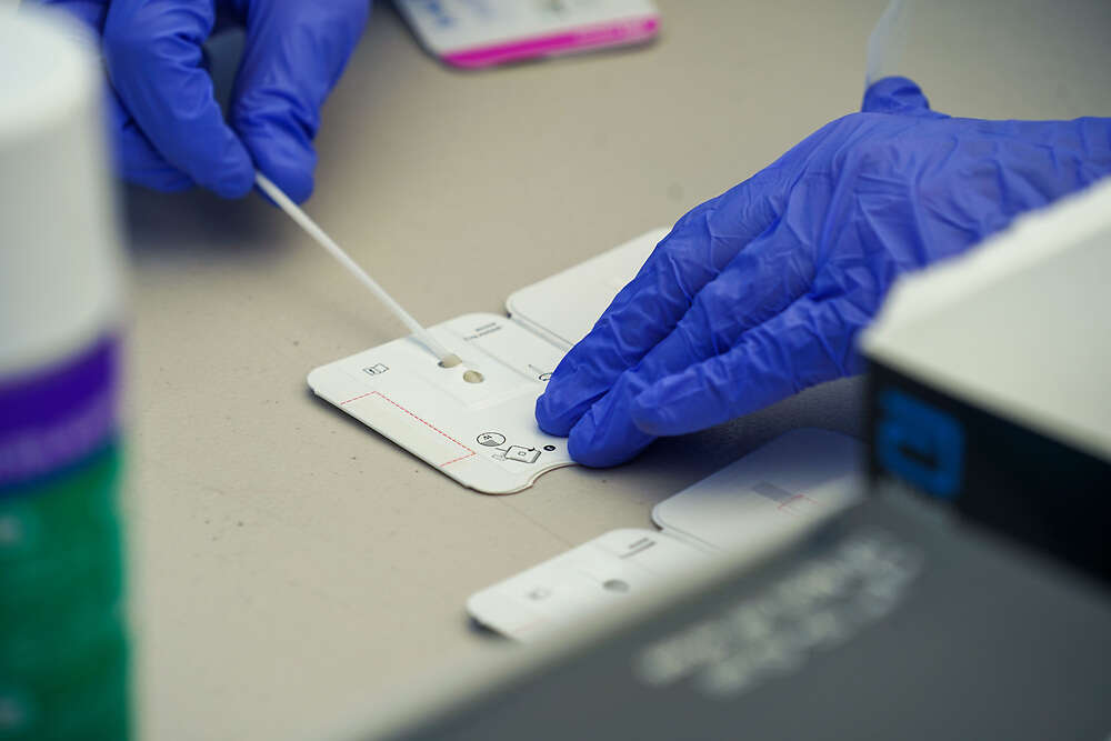 Laboratorios esperan otra avalancha de personas para la semana que viene