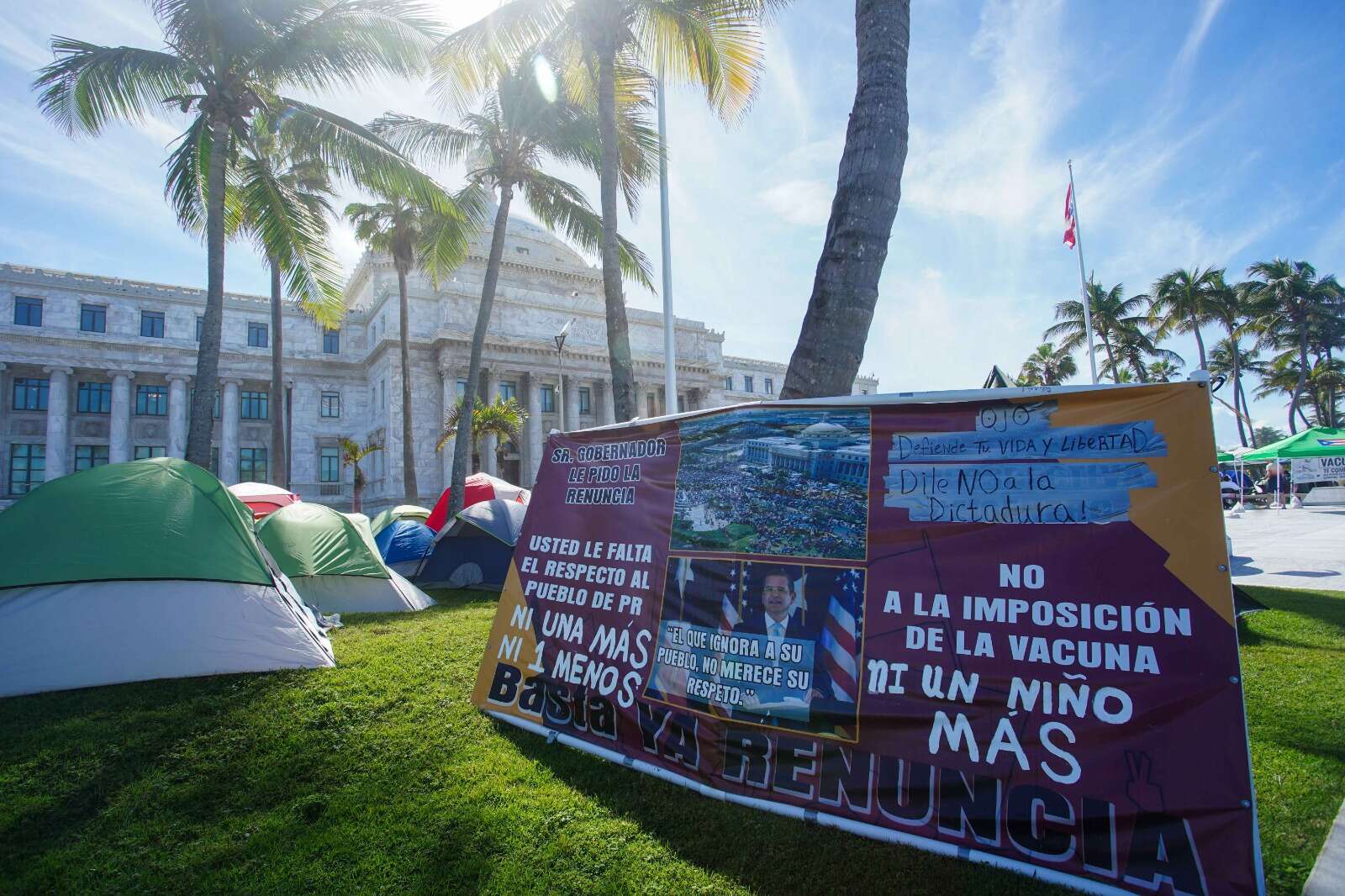 Sobre 50 casetas frente al Capitolio exigen que la vacunación del covid-19 no sea obligatoria