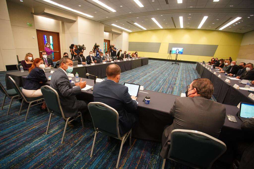 EN VIVO: Miembros del gabinete constitucional se reúnen con el Gobernador