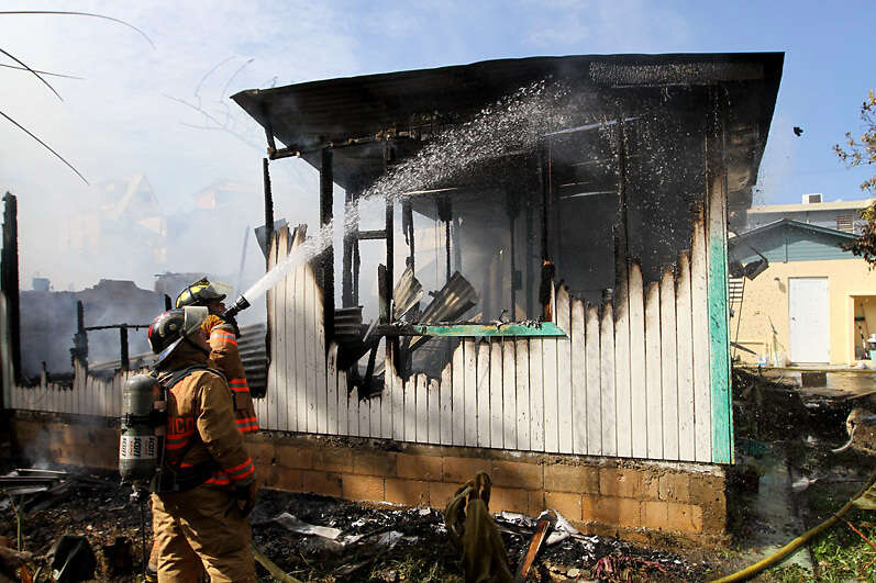Reportan dos incendios en residencias de Quebradillas y Juana Díaz