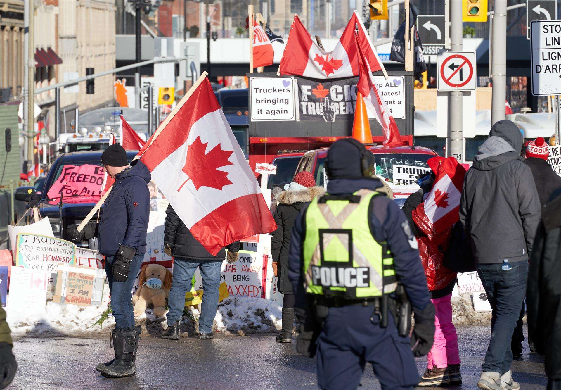 Antivacunas de Canadá ponen a niños como barrera ante avance policial