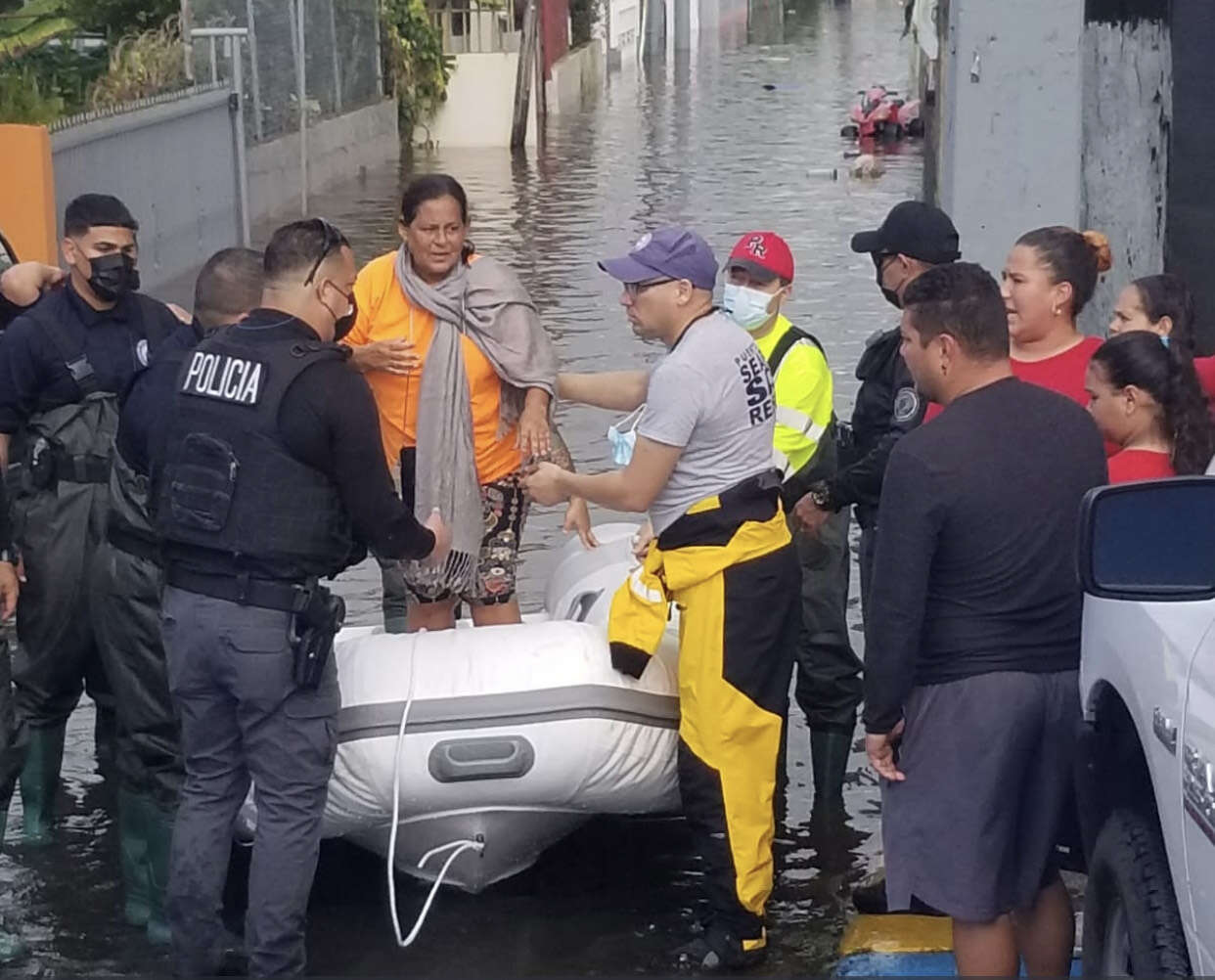 Rescatan familias en Cataño atrapadas por las inundaciones
