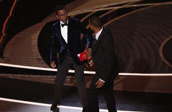 ¡En shock! Will Smith le dio una bofetada a Chris Rock en la tarima de los premios Oscar