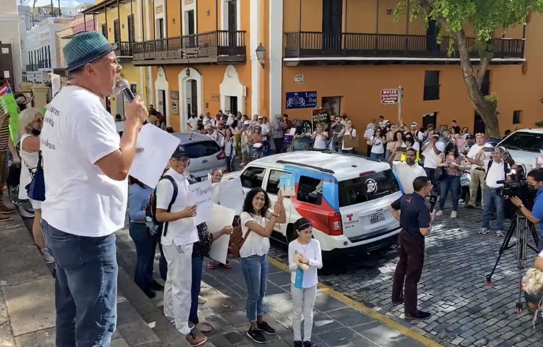 Feligreses se manifiestan frente a la Catedral en apoyo al obispo de Arecibo