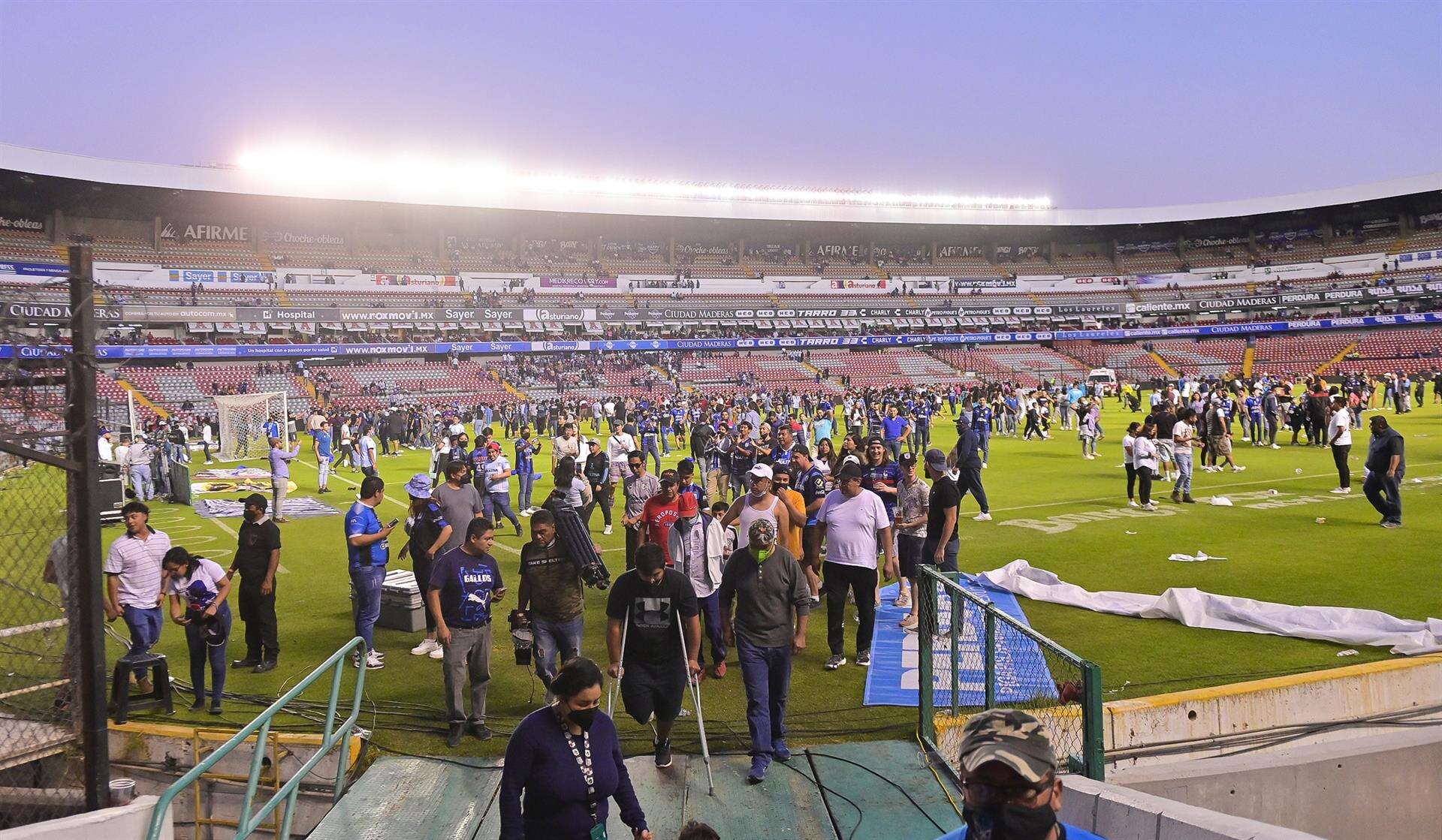 Detienen a cuatro más por trifulca en estadio de México; uno fue entregado por su madre