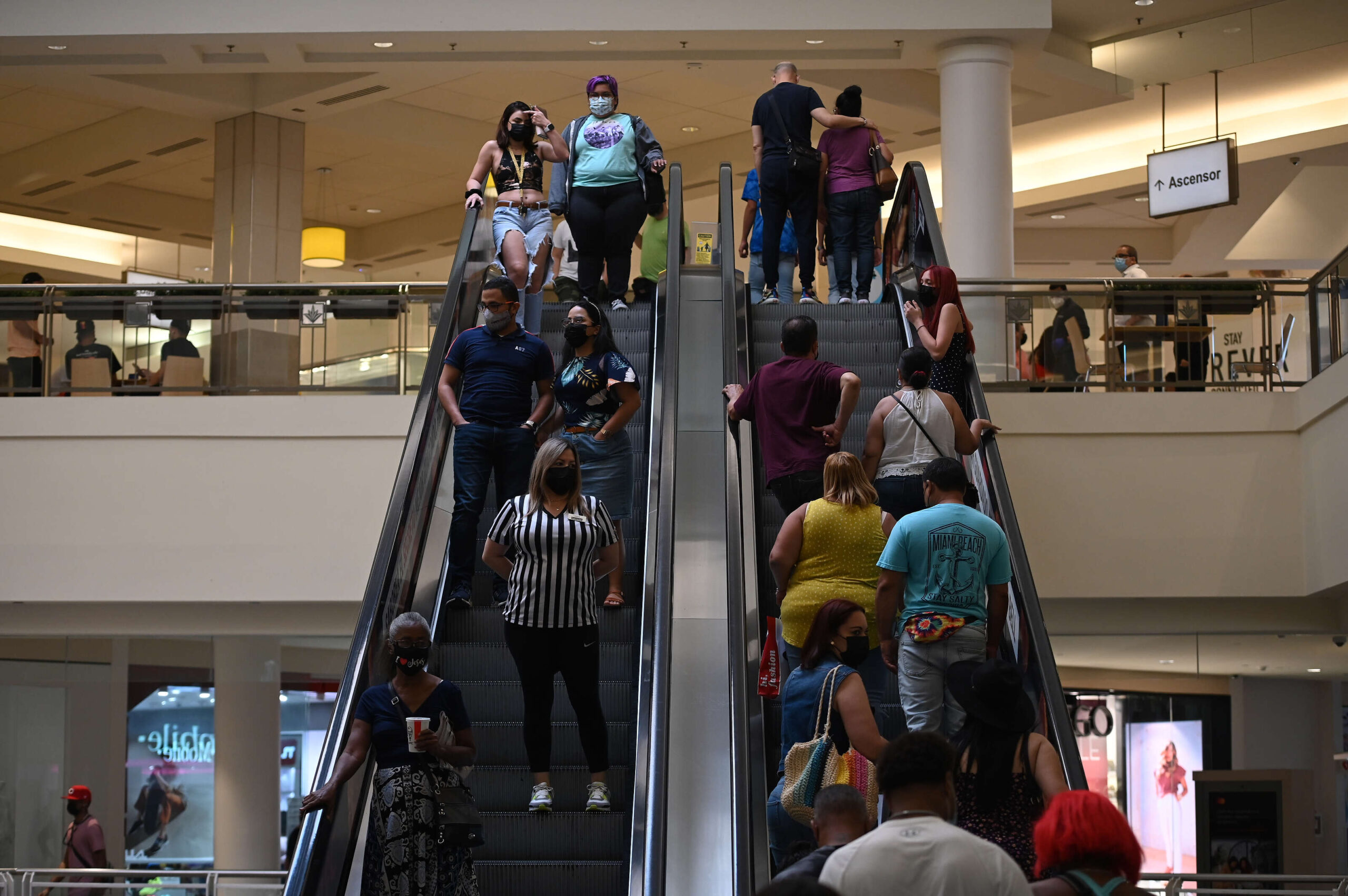 Centros comerciales no exigirán mascarillas a visitantes pero sí a algunos empleados