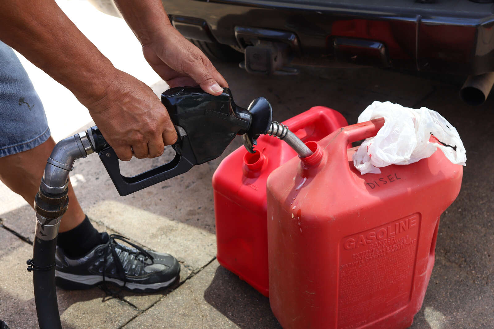 Hombre compra $5 de gasolina para prender en fuego su carro y termina herido