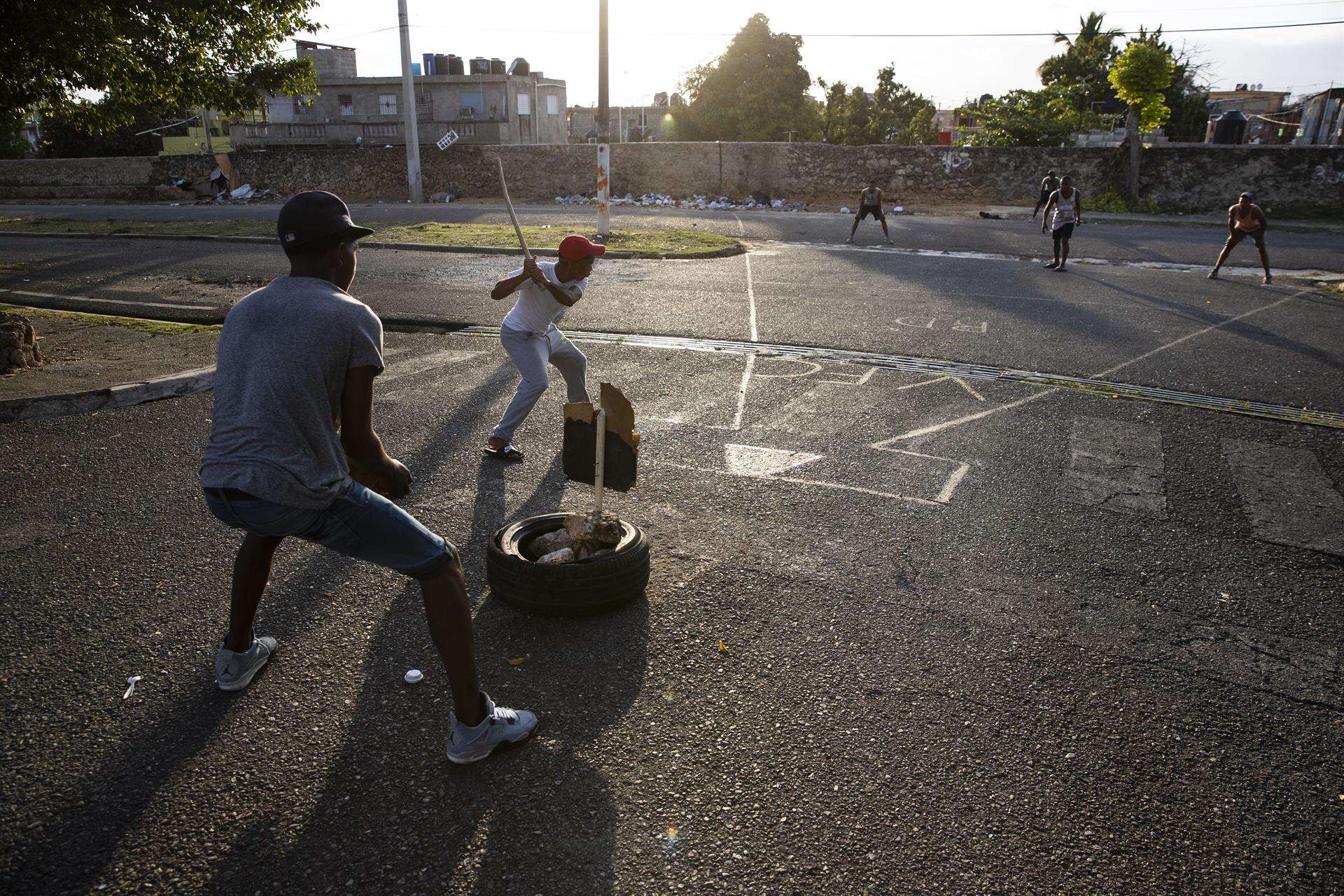 El béisbol dominicano se «cuece» en el popular juego callejero de la vitilla
