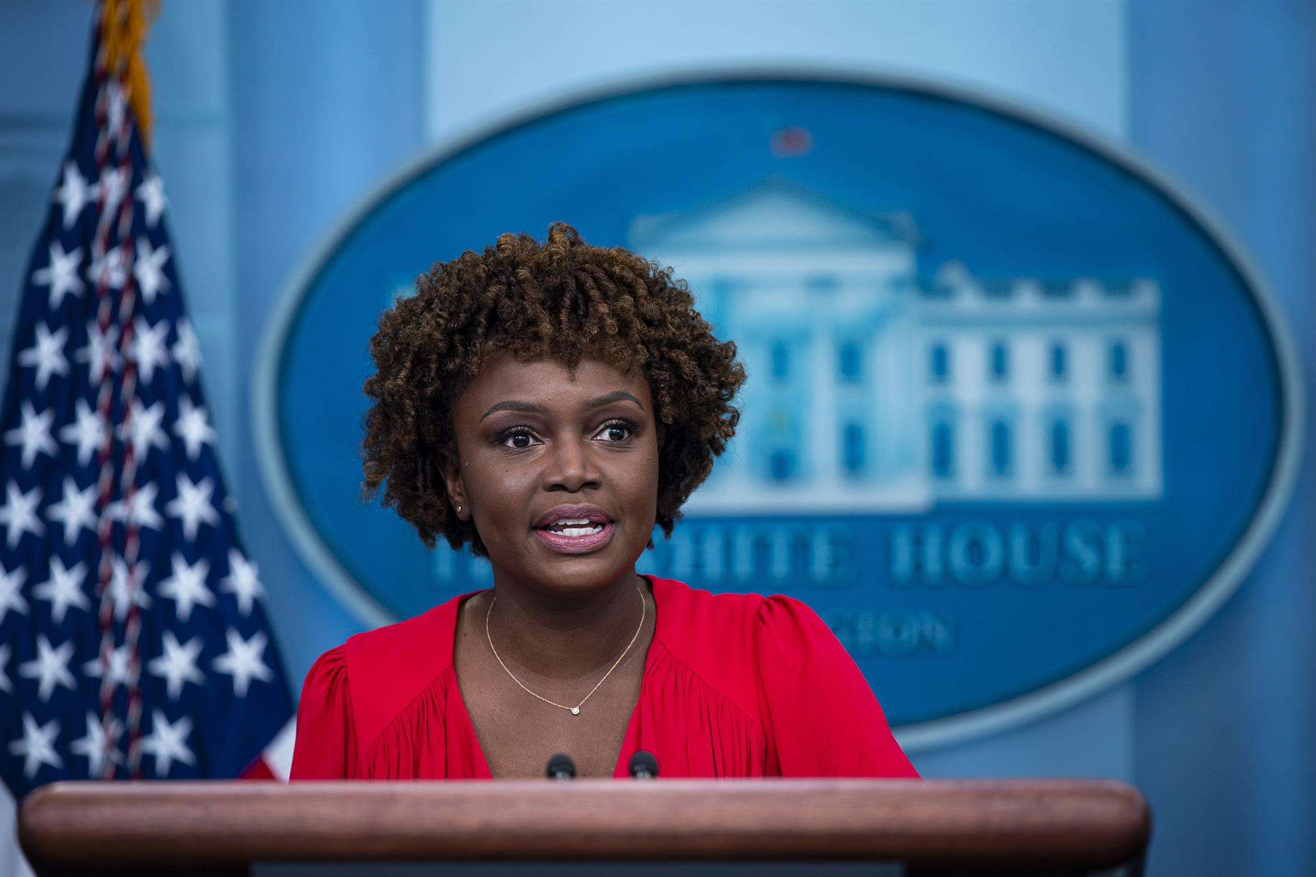 Karine Jean-Pierre hace historia al estrenarse como portavoz de la Casa Blanca