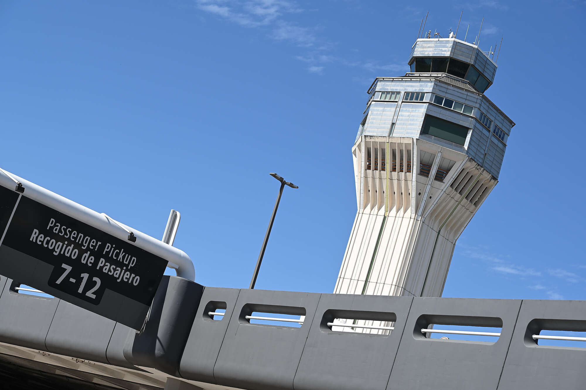 Atrasos y cancelaciones son la orden del día en el aeropuerto Luis Muñoz Marín