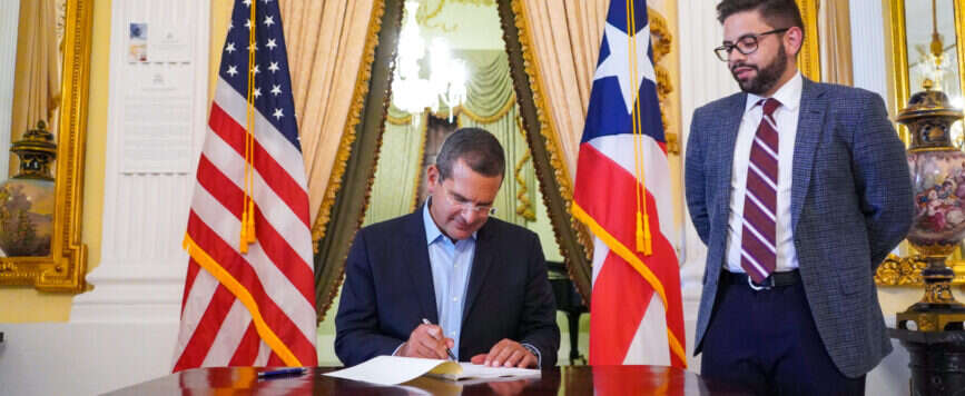 Gobernador convierte en Ley proyecto que sustituye el impuesto a las foráneas