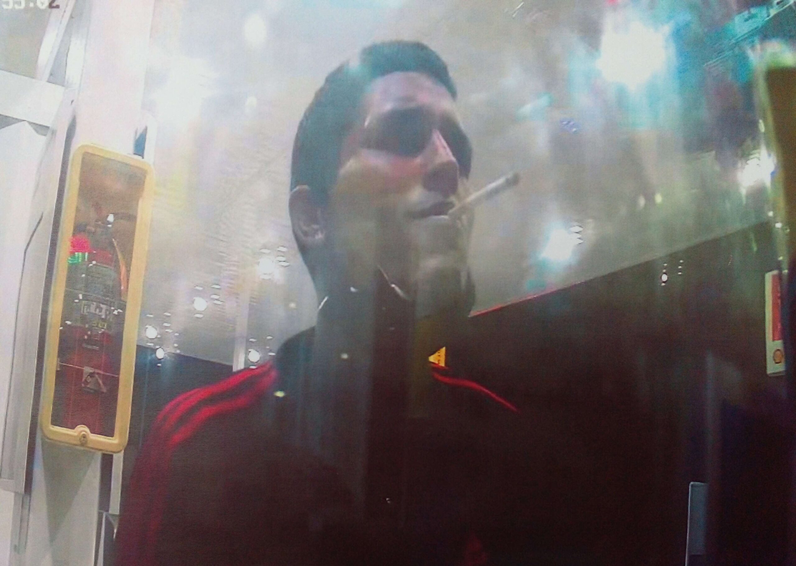 Sujeto intenta asaltar gasolinera y se le quedan dedos pillados en caja registradora