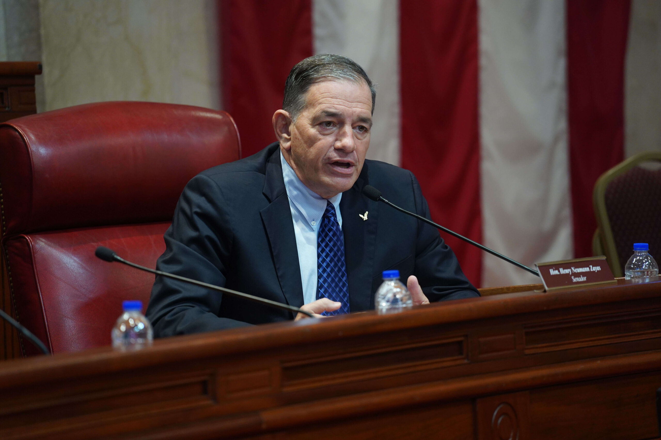 Renuncia a su escaño el senador Henry Neumann