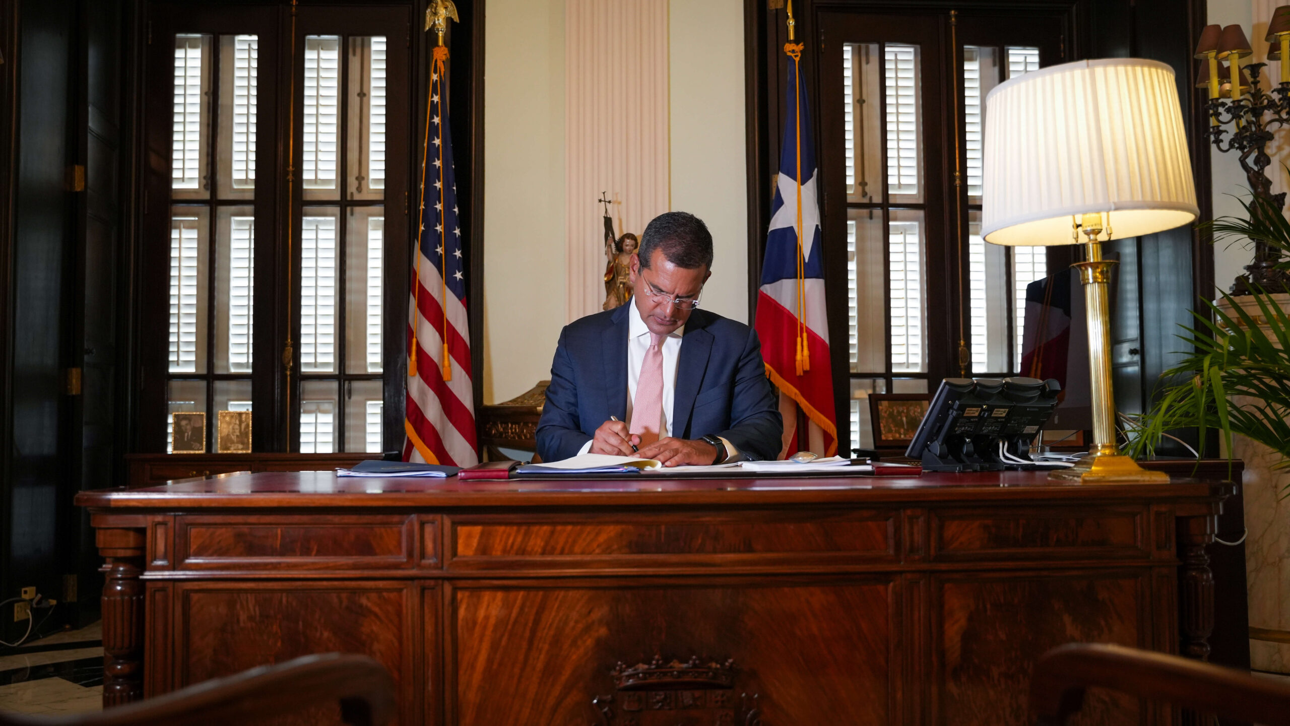 Pierluisi firma la Reforma Laboral