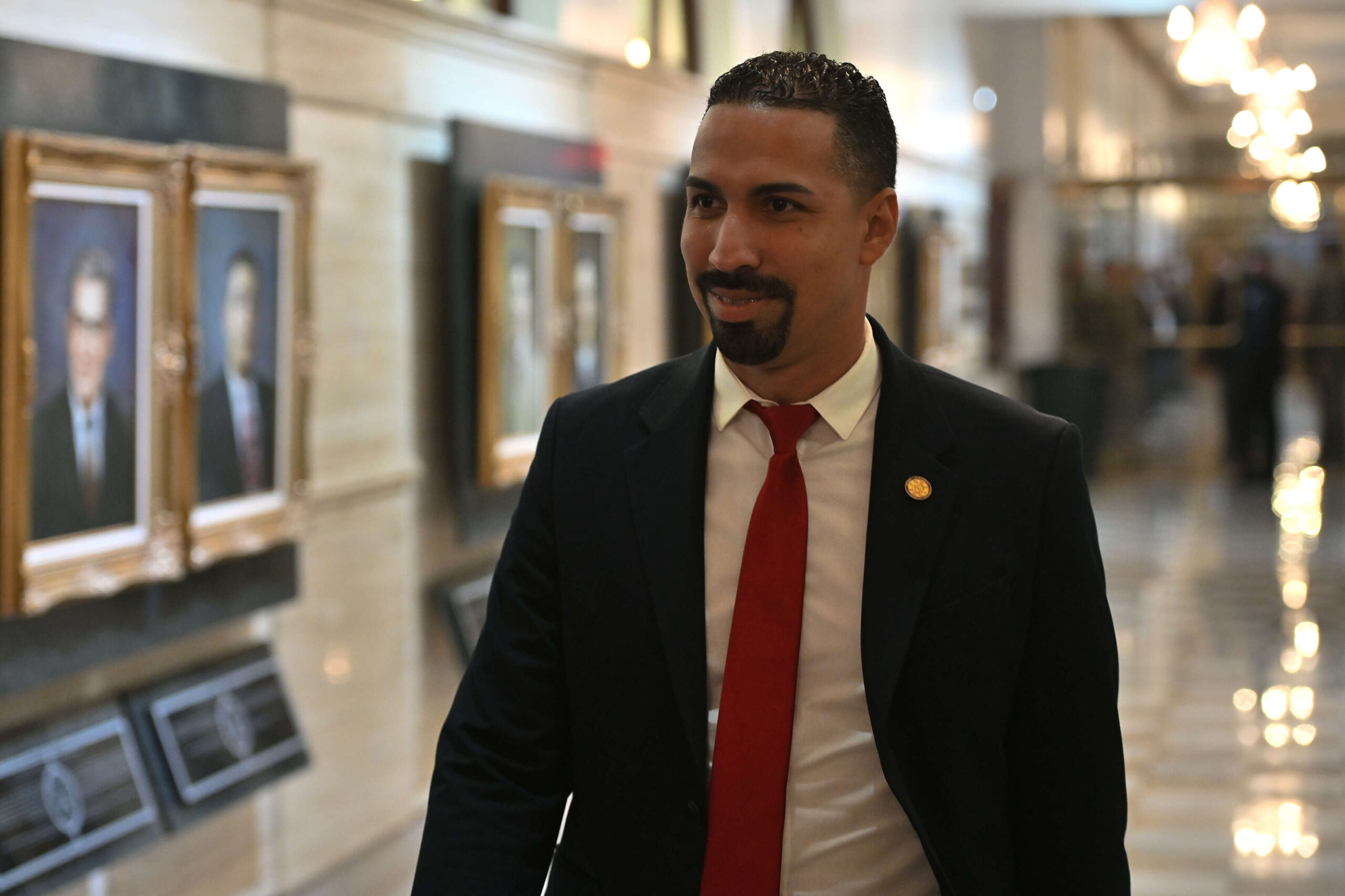 Senador radica medida para reducir la mayoría de edad de 21 años a 18 años