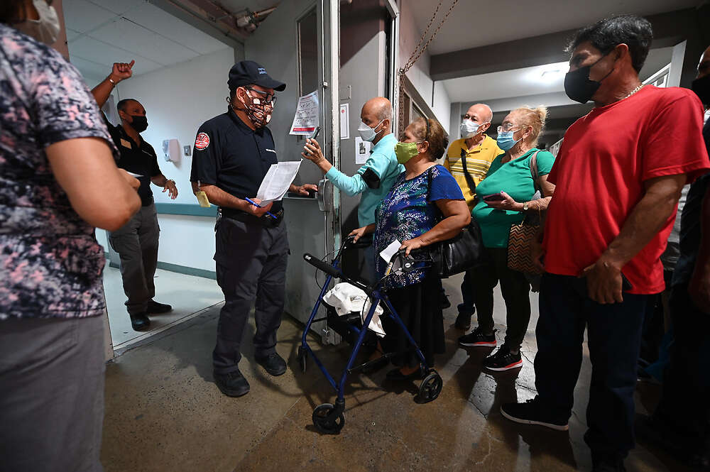 Familiares de pacientes en Centro Médico relatan su frustración ante escasez de personal