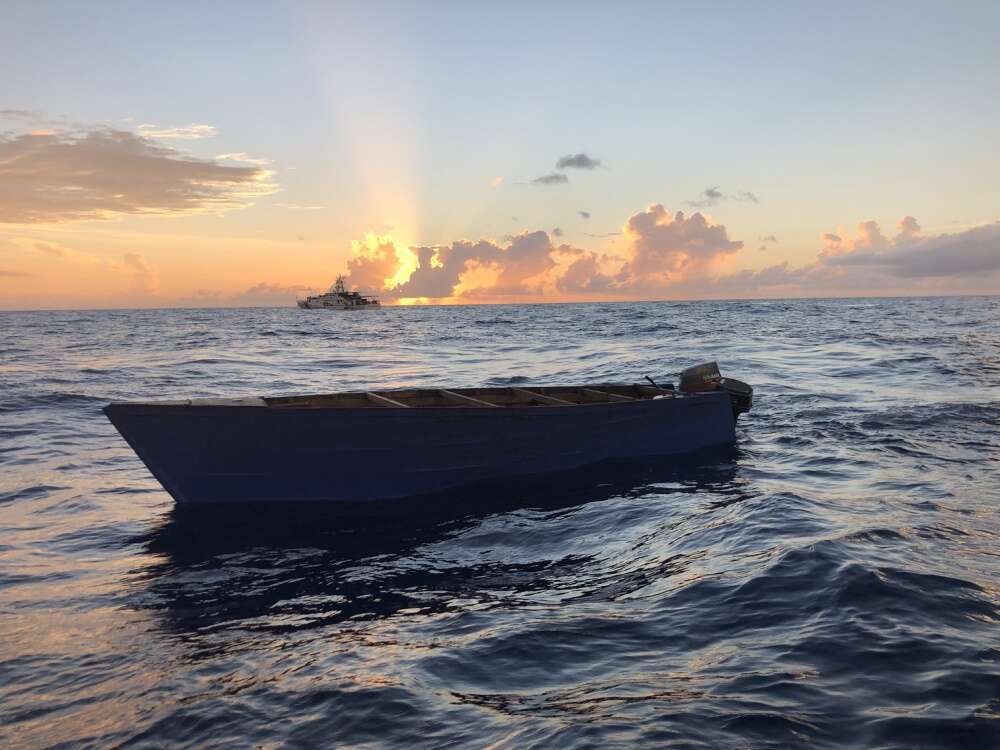 Interceptan embarcación con 54 personas frente a playa Jobos, en Isabela