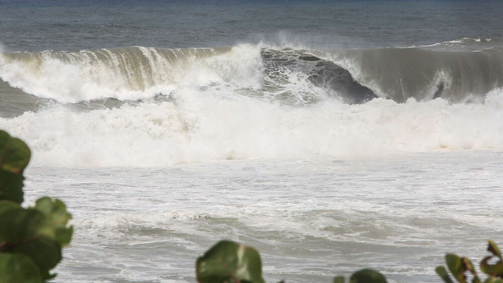 Buscan a otro joven arrastrado por corrientes en la Poza del Obispo en Arecibo
