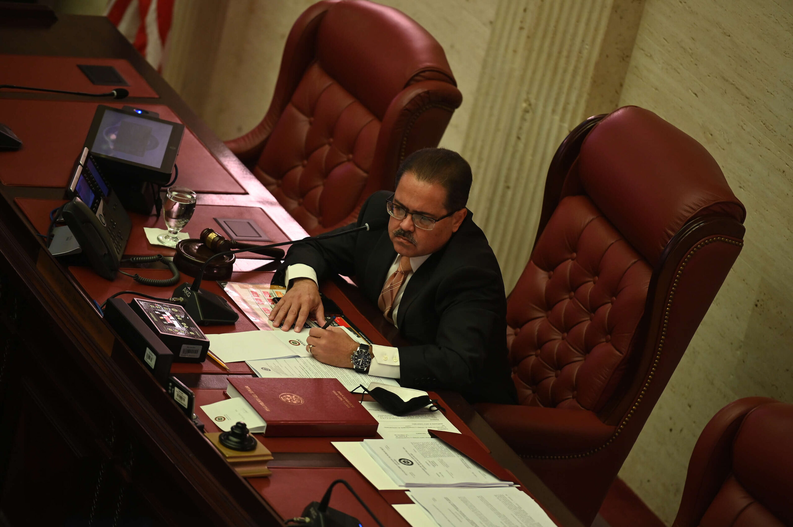 Sin votos en Senado medida que busca pasar millones del Fondo para mitigar costo de luz y agua