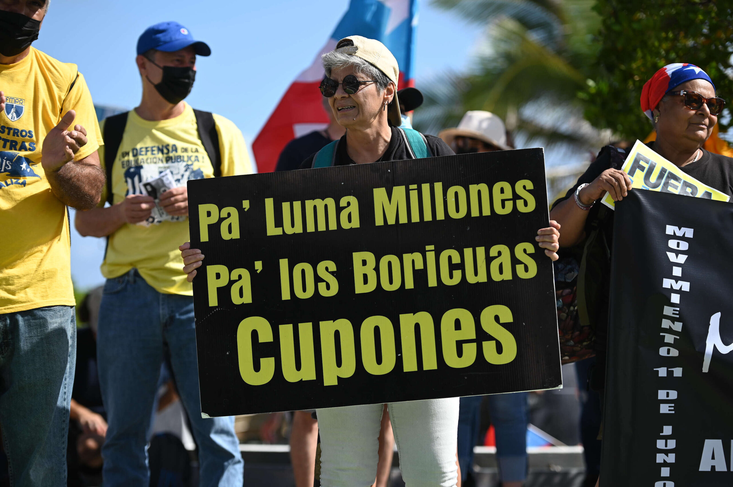 Los carteles más llamativos en la protesta contra LUMA Energy