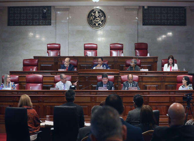 Derrotan medida que transfería dinero del Fondo para mitigar aumentos de agua y luz