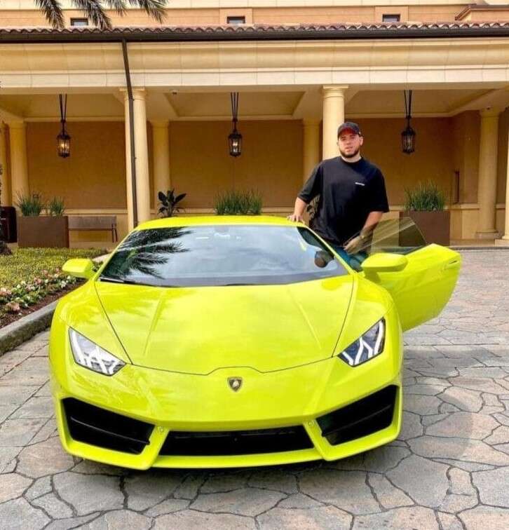Hacienda tiene otro caso de deudor con carros de lujo con potencial de embargo