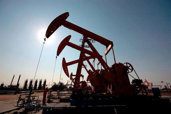 Petróleo de Texas cae un 8.2% y cierra por debajo de $100 el barril
