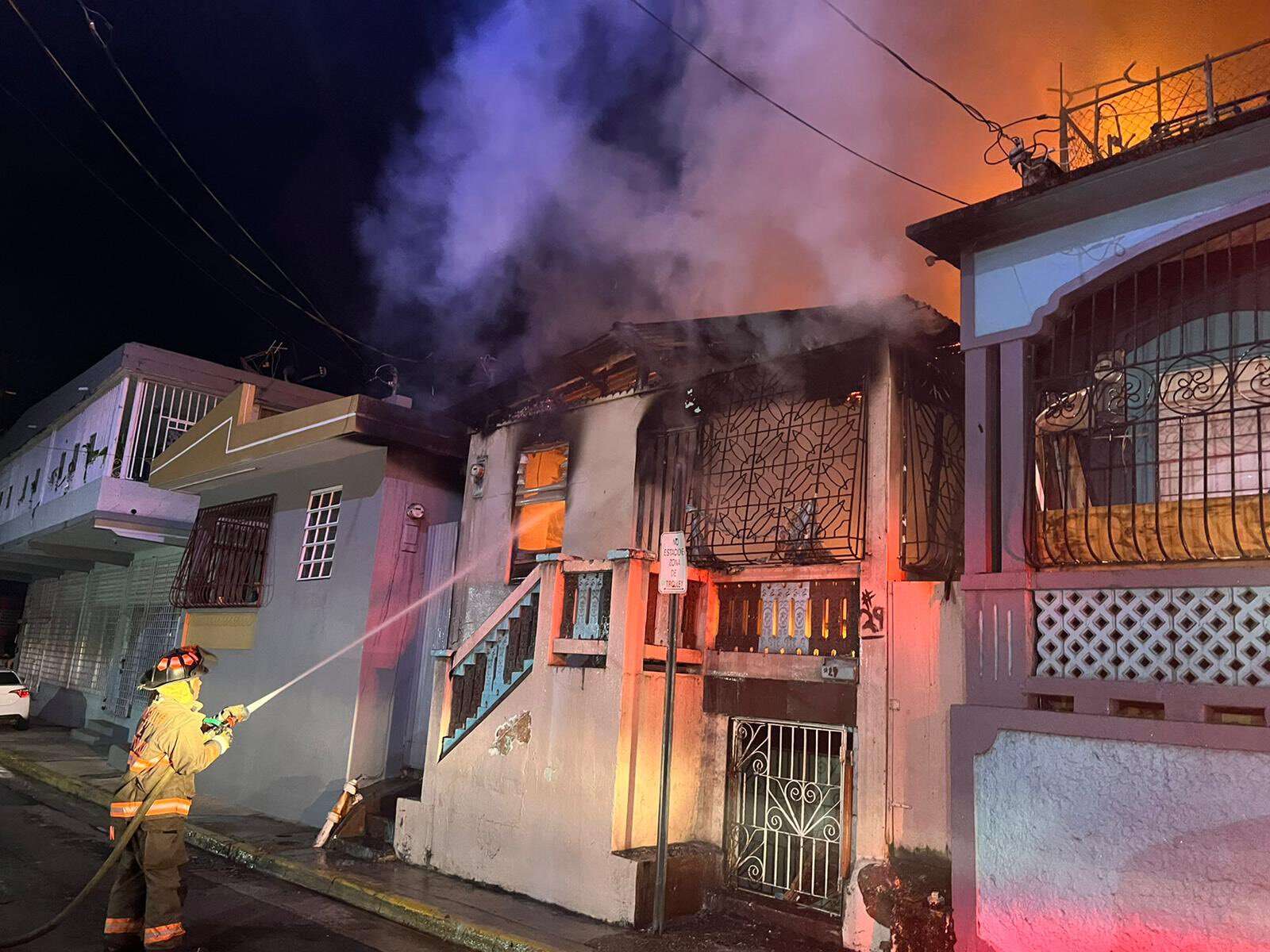 Sujeto acuchilla a esposa en el cuello, la golpea con martillo e incendia casa
