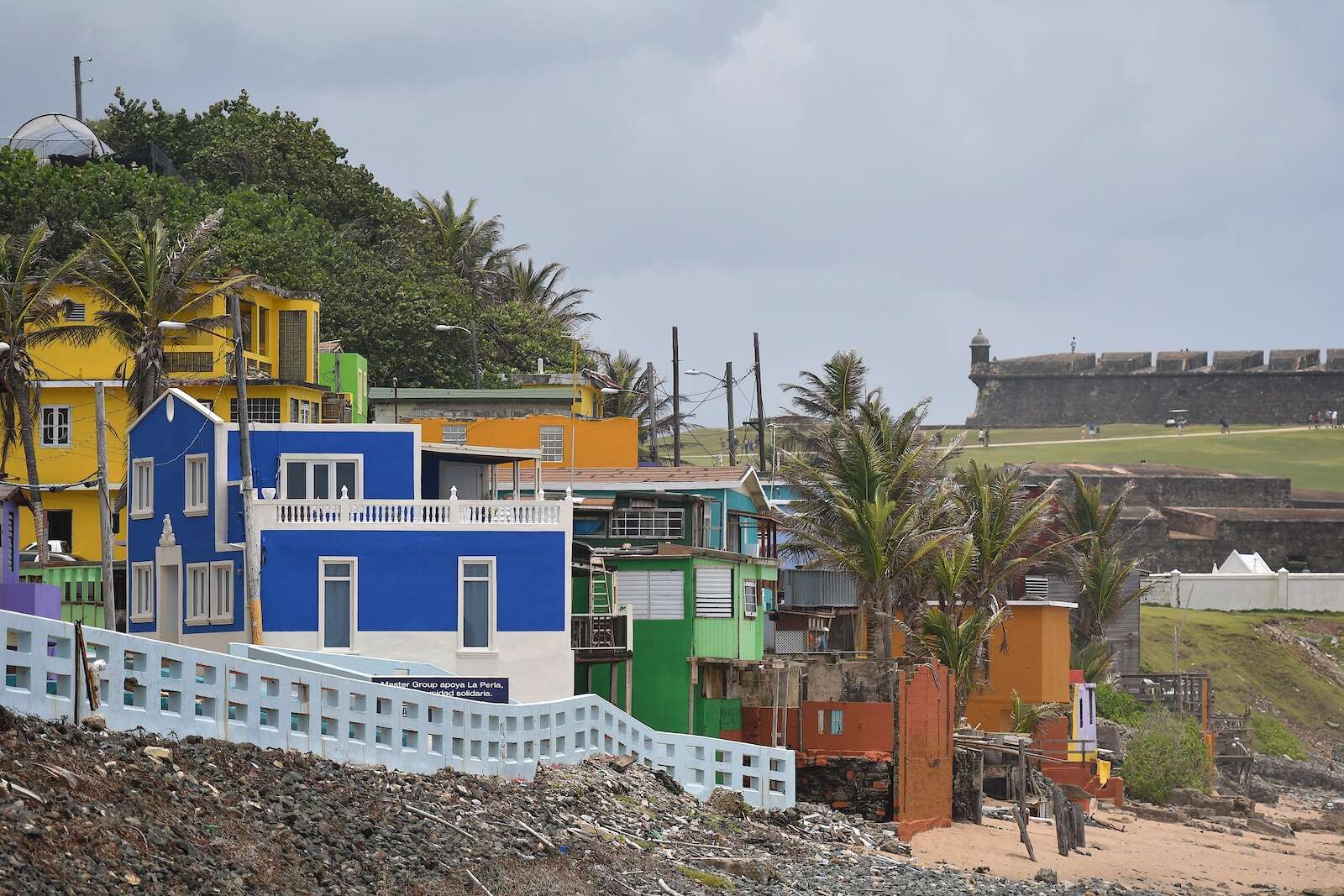 Agreden a tres turistas en La Perla
