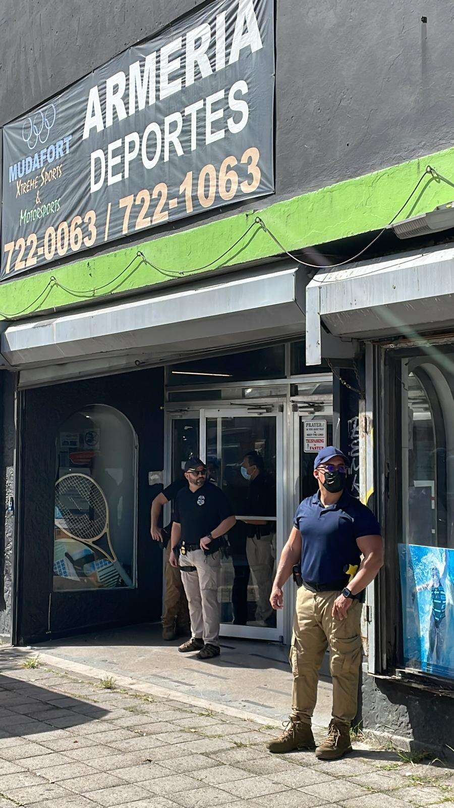 Armas y documentos se llevaron autoridades tras allanamiento a armería