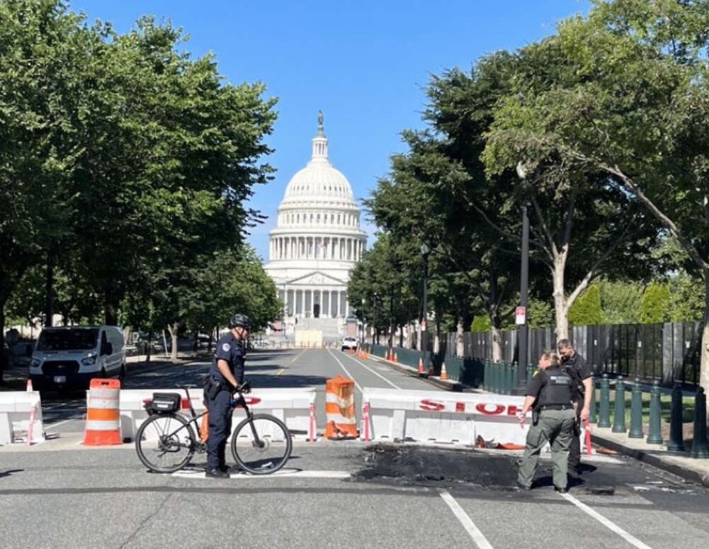 Hombre se estrelló contra barricadas cerca del capitolio federal y se suicidó