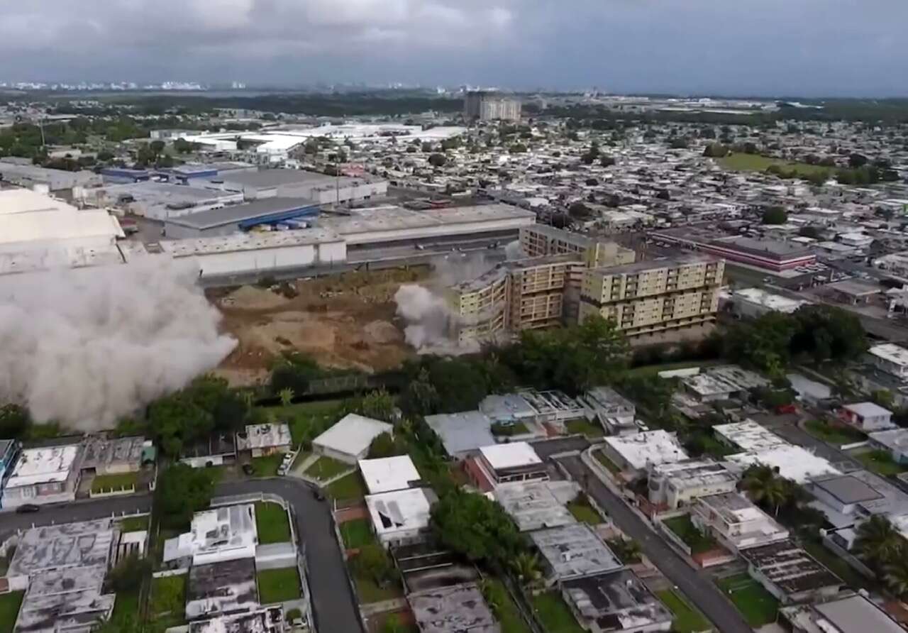 Completan demolición del Residencial Torres de Sabana, en Carolina