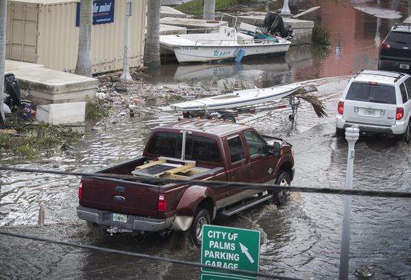 Rescatan personas de techos en Florida tras inundaciones catastróficas por Ian