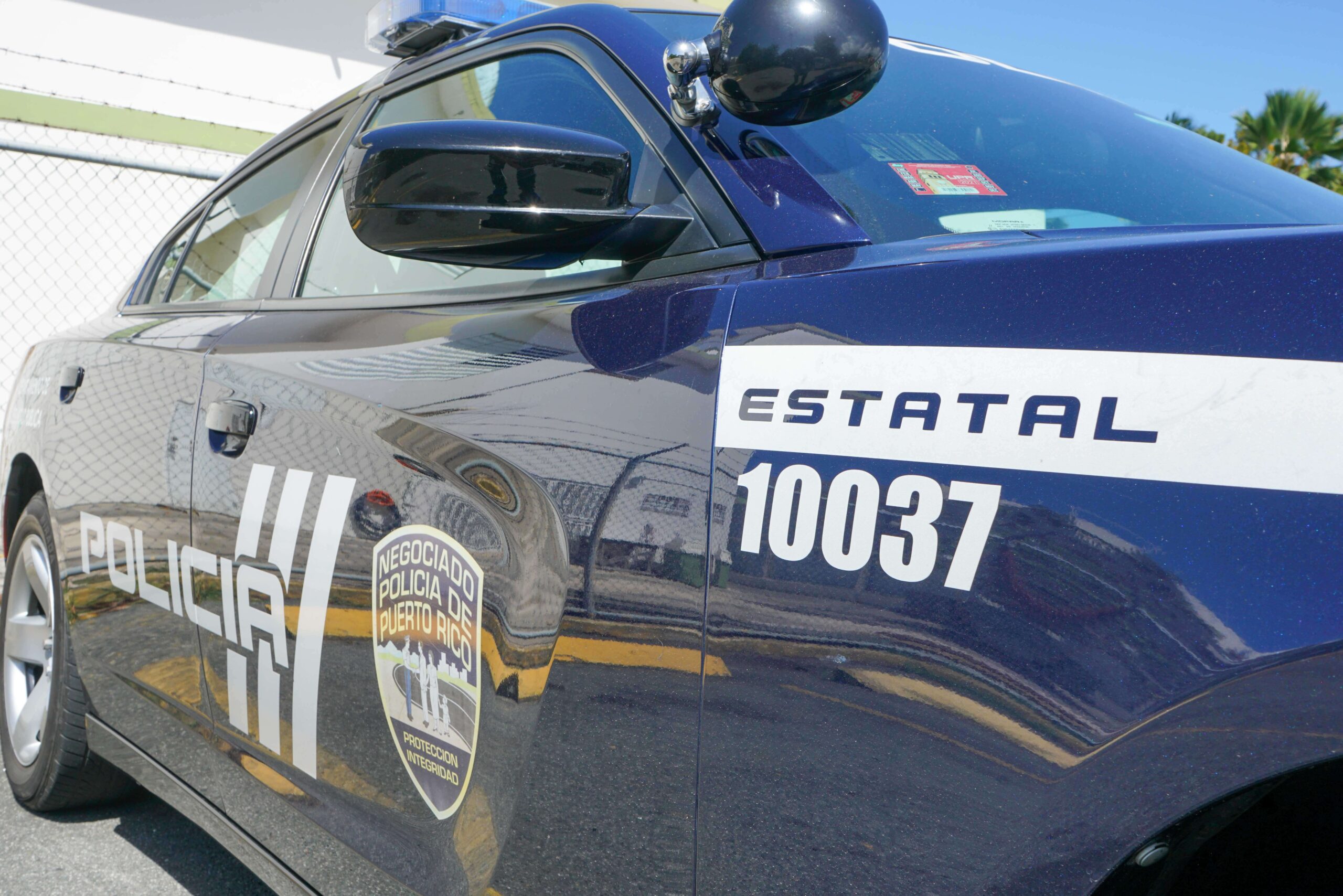 Arrestan hombre que, tras romper un retrovisor de patrulla, agrede a agente