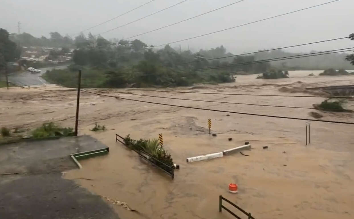 Colapsa puente temporero en barrio Salto Arriba, en Utuado