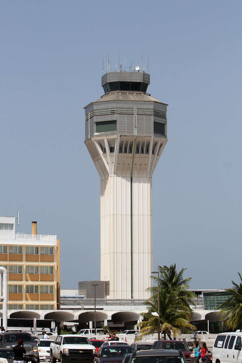 Trasladan a refugio en Carolina a 30 viajeros que pretendían dormir en aeropuerto LMM
