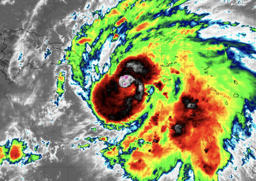 Fiona intensifica sus vientos mientras roza la costa sur de Puerto Rico