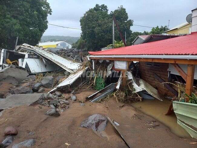 Fiona deja un muerto y destrucción en las islas Guadalupe