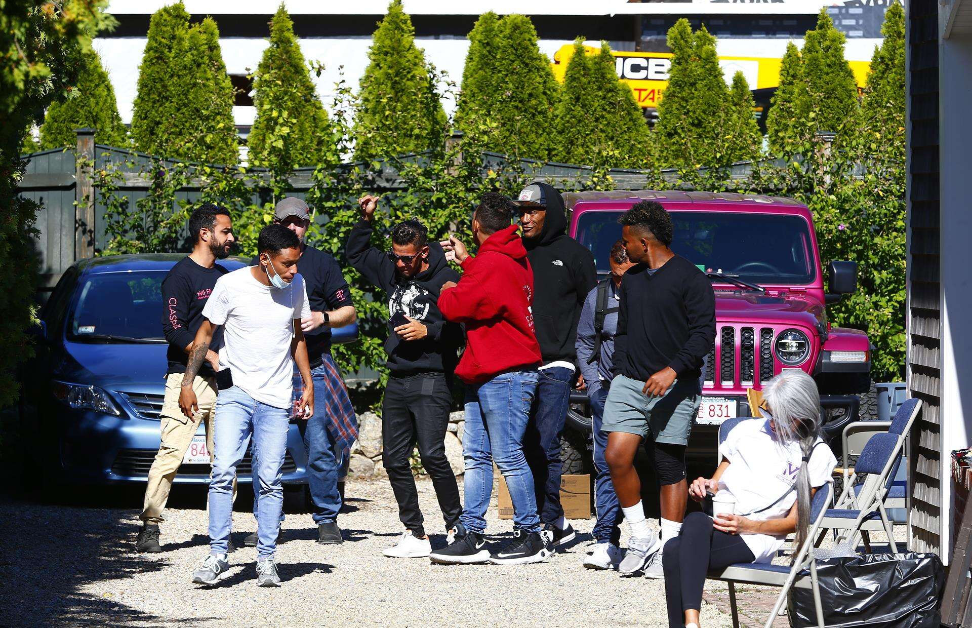 Migrantes enviados a la isla Martha’s Vineyard serán trasladados a una base militar