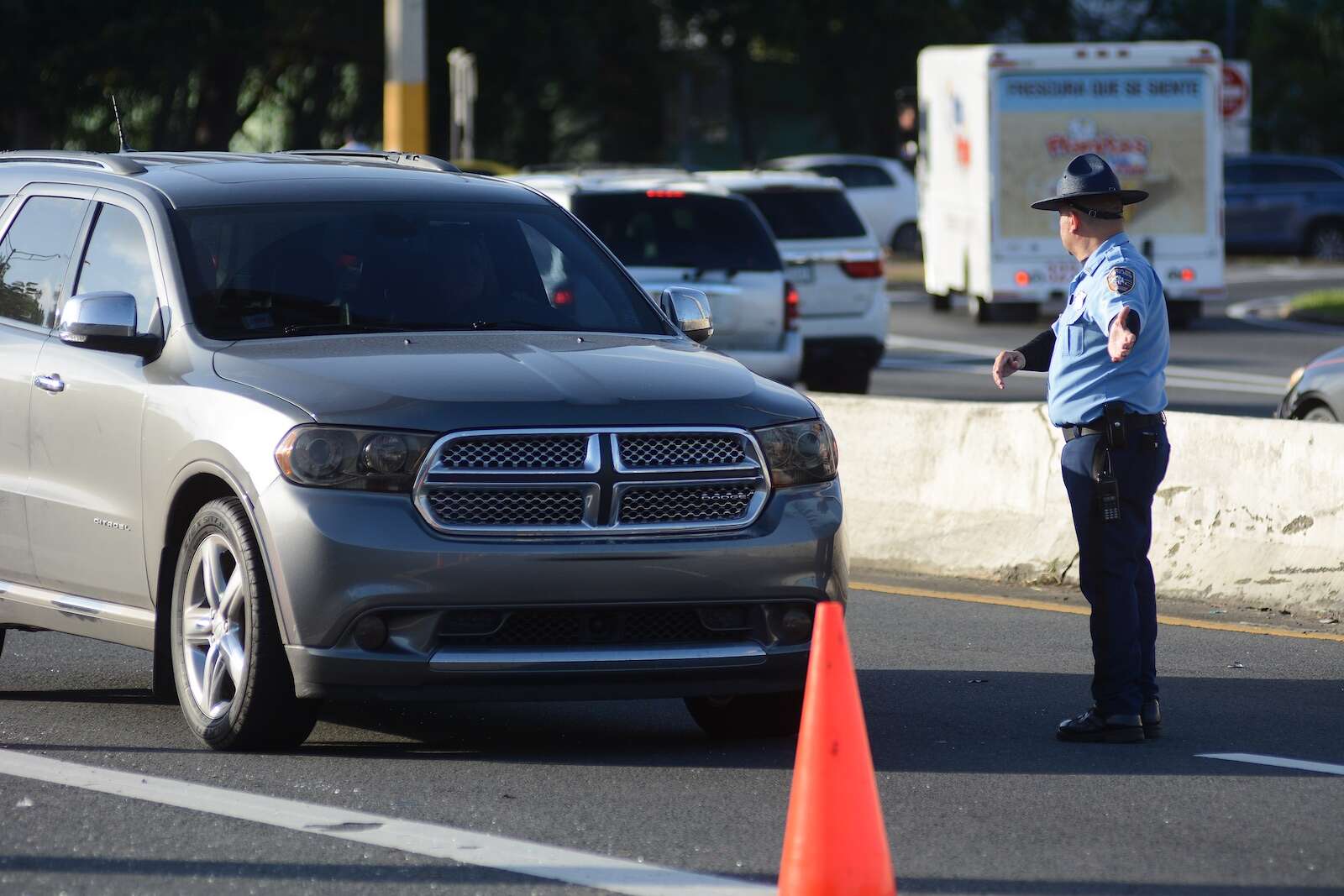 Carro aplasta pie de menor frente a escuela de Barranquitas