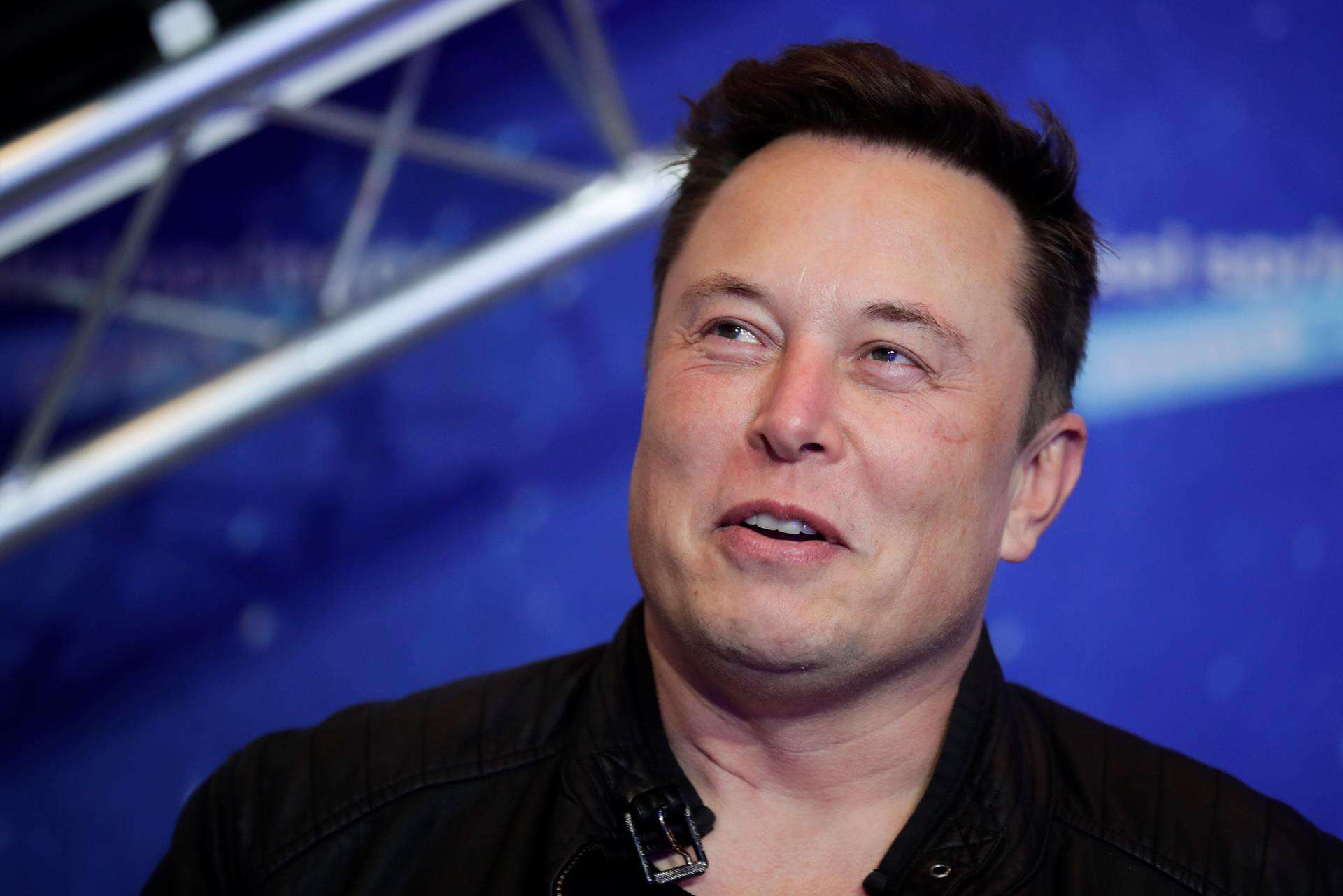 Elon Musk entra en la sede de Twitter con un lavamanos